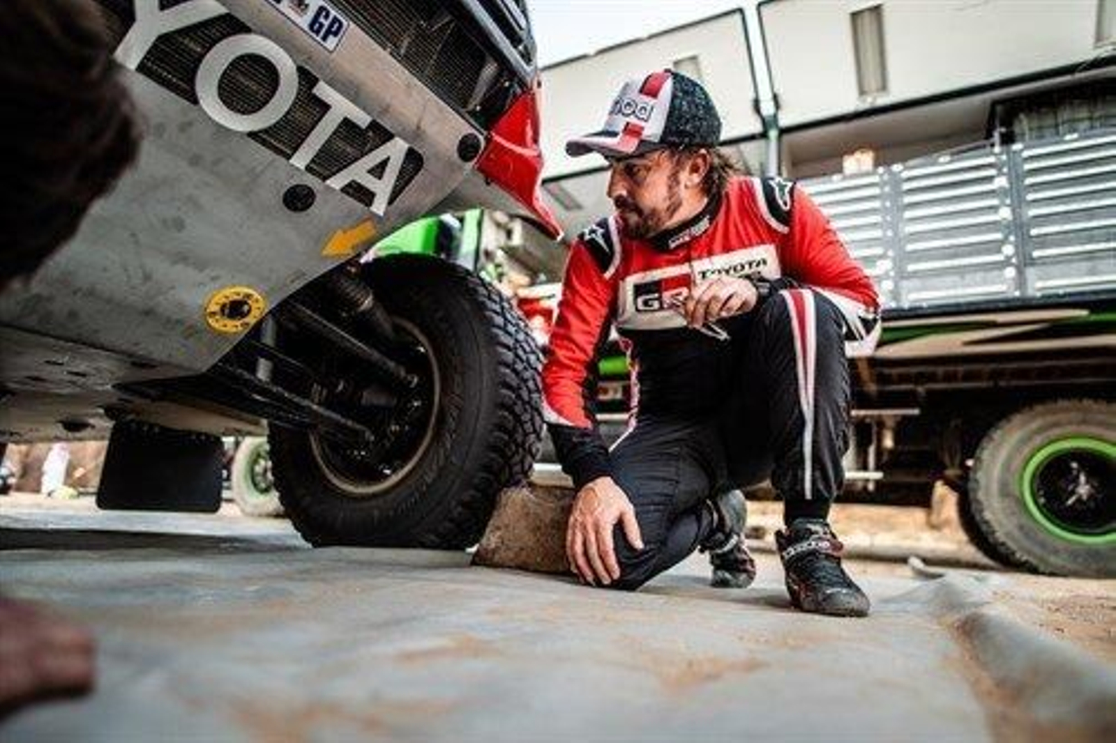 El piloto español Fernando Alonso revisa su Toyota en un rally en Arabia Saudí
