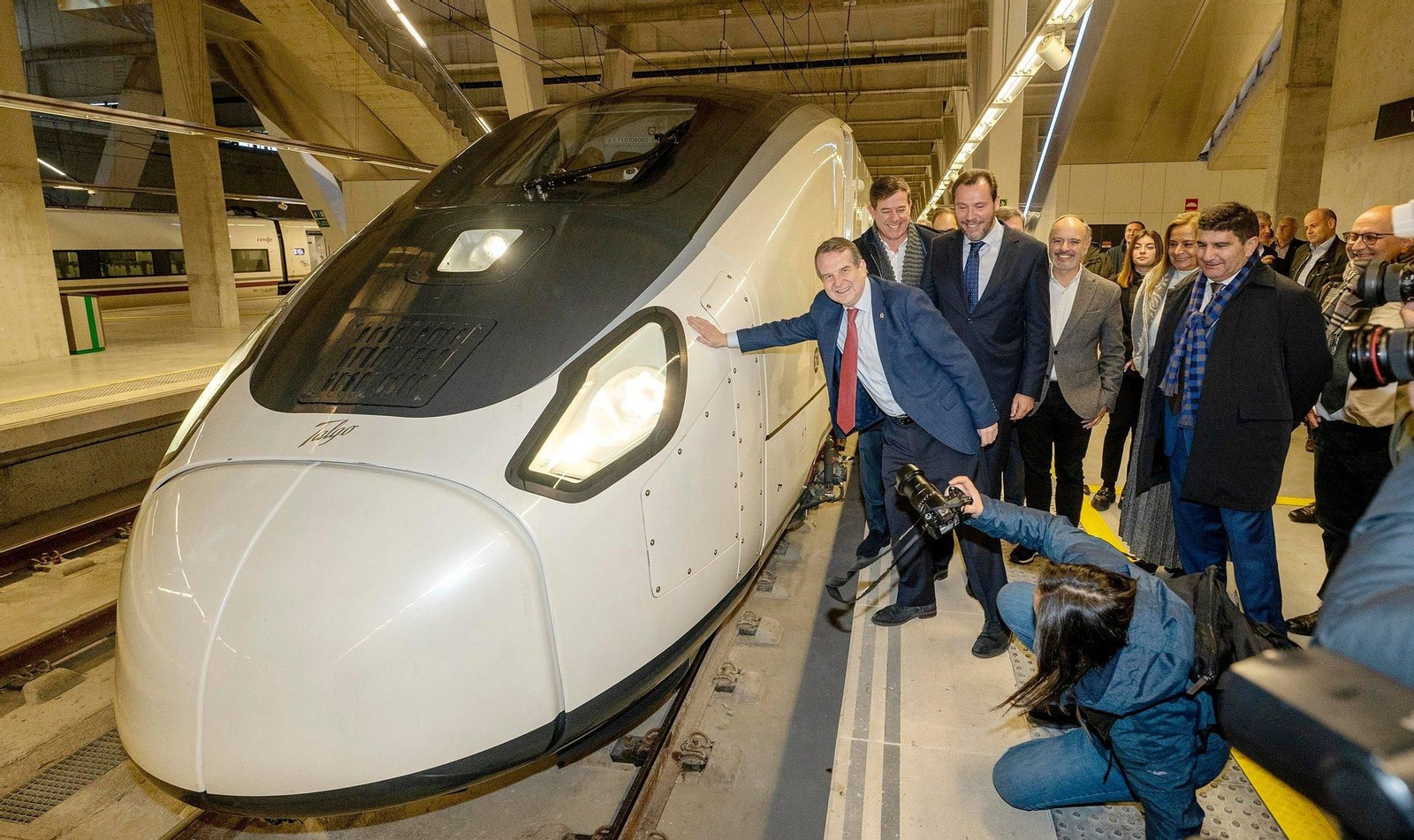 Óscar Puente a su llegada a Vigo en el tren Avril.