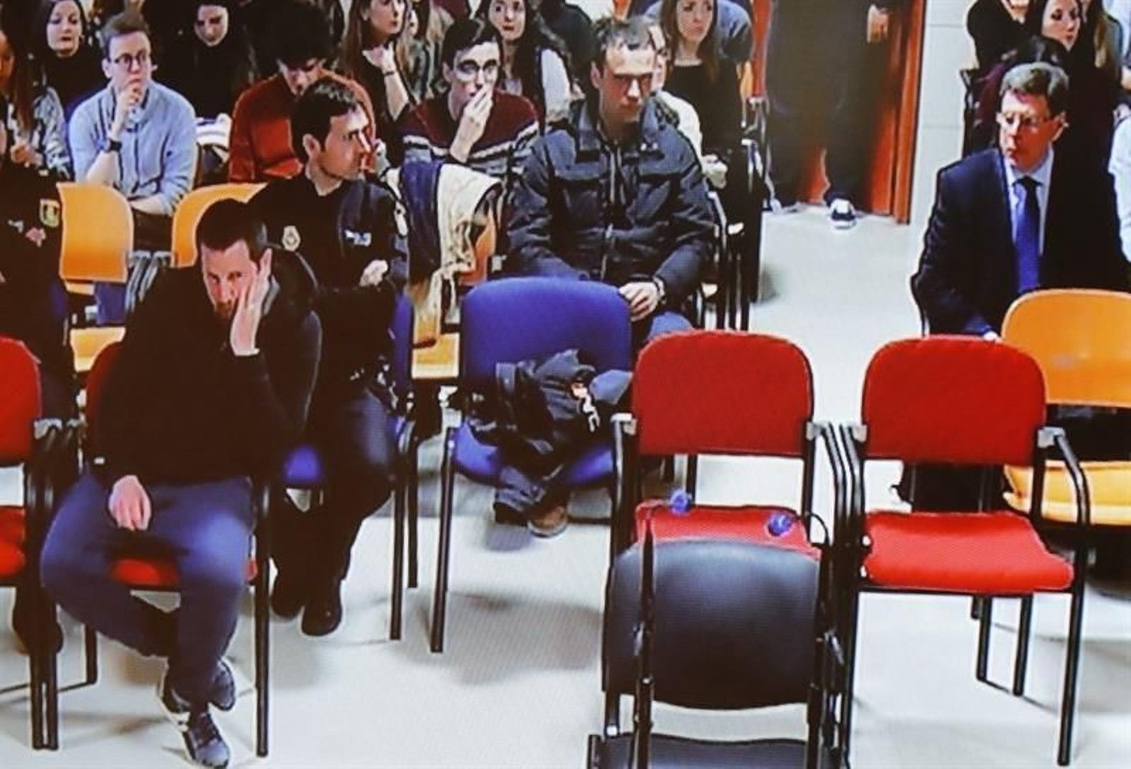 Imagen de televisión de la señal oficial de Juan Carlos Quer padre de Diana Quer, (d) en la sala junto al asesino confeso de Diana Quer, José Enrique Abuín Gey, alias el Chicle