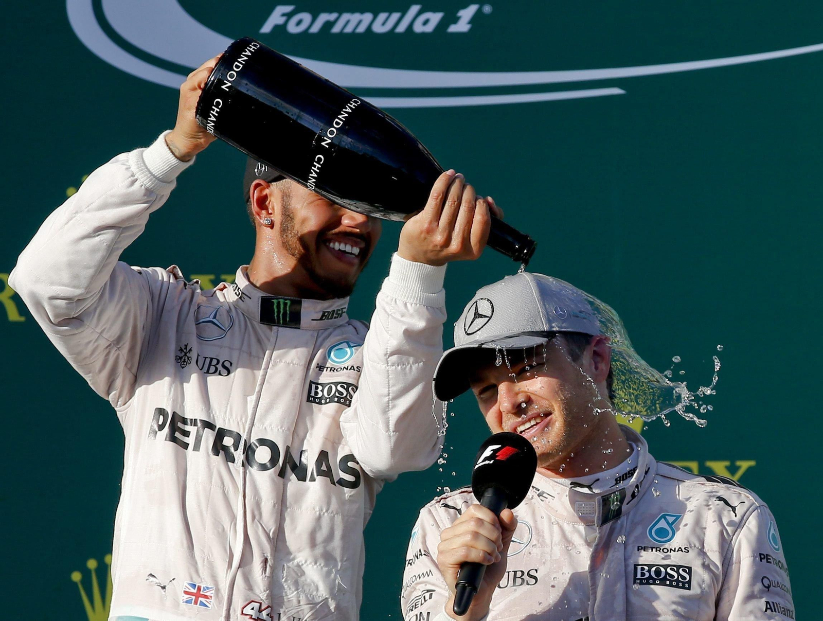 Hamilton baña a Rosberg en el podio del Gran Premio, que situó a los dos Mercedes en cabeza.