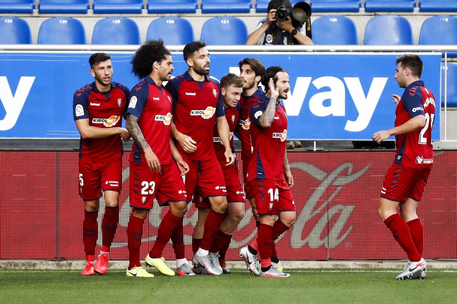 El defensa del Club Atlético Osasuna, Antonio Latorre (c), celebra con sus compañeros tras marcar el 0-1 durante su encuentro ante el Deportivo Alavés