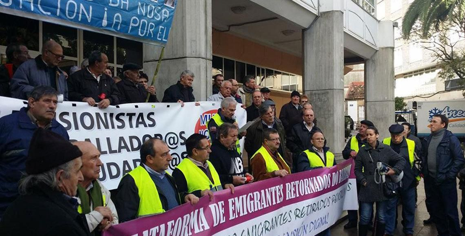 Protesta de los emigrantes retornados gallegos delante de una delegación de Hacienda.