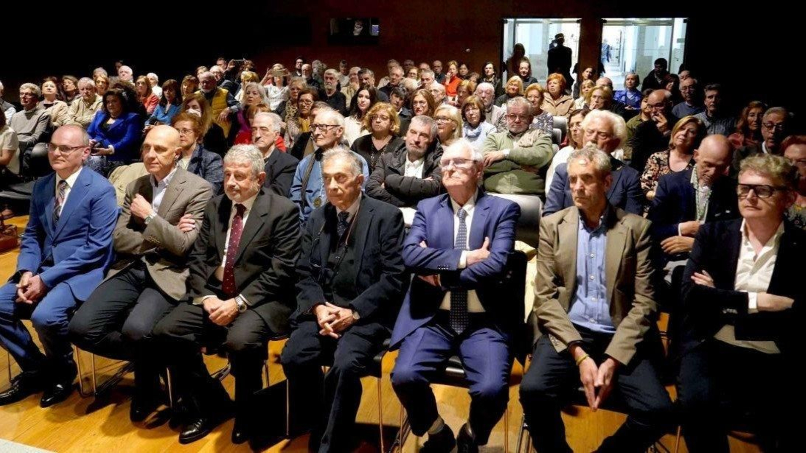 Los siete nuevos integrantes, ayer antes de iniciarse el acto en el salón del Museo de Arte Contemporáneo.