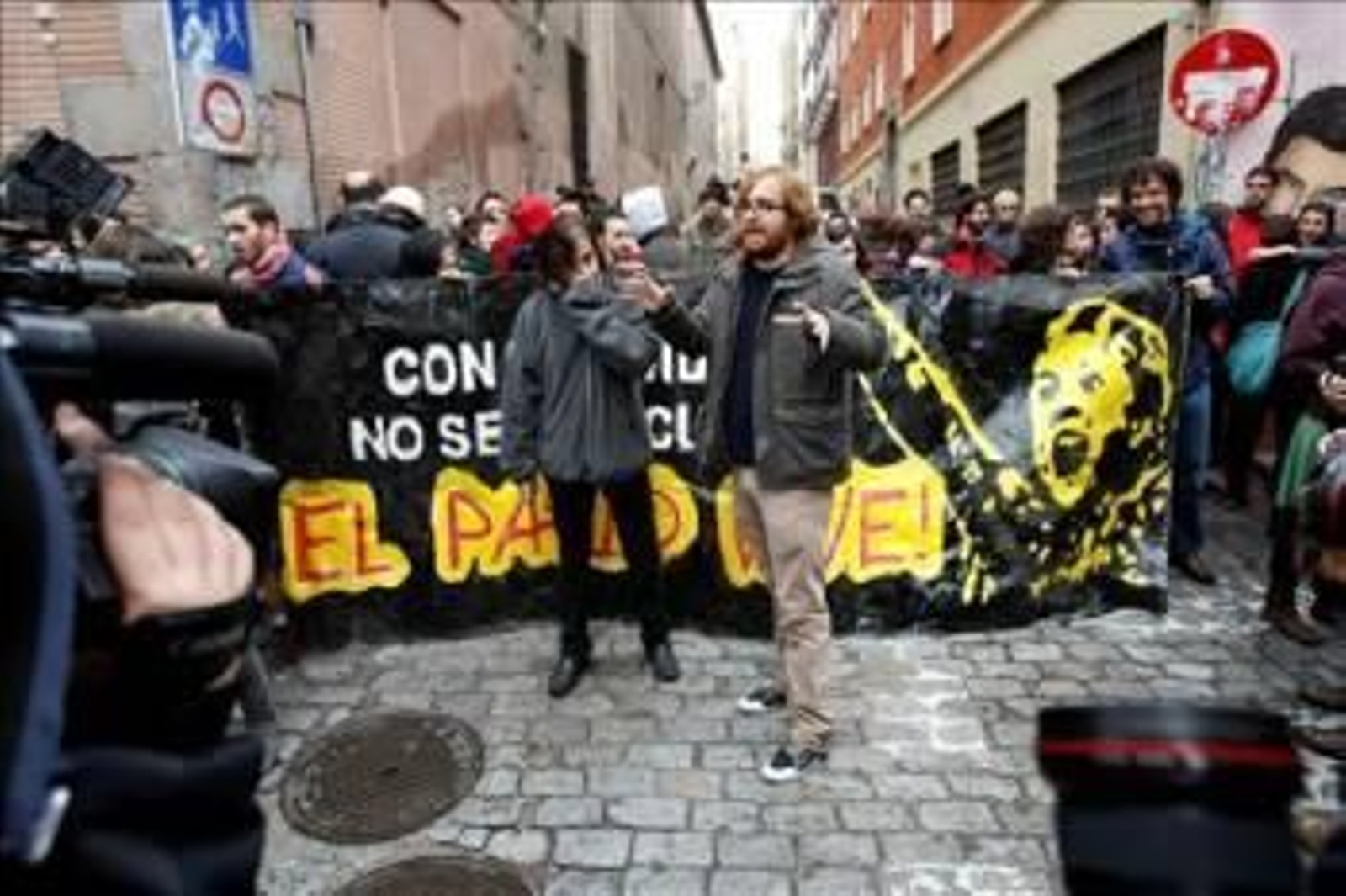 Uno de los integrantes del 'espacio polivante autogestionado' Patio Maravillas, en el barrio de Malasaña de Madrid, responde a las preguntas de los periodistas después del desalojo. (Foto: Juan M. Espinosa)