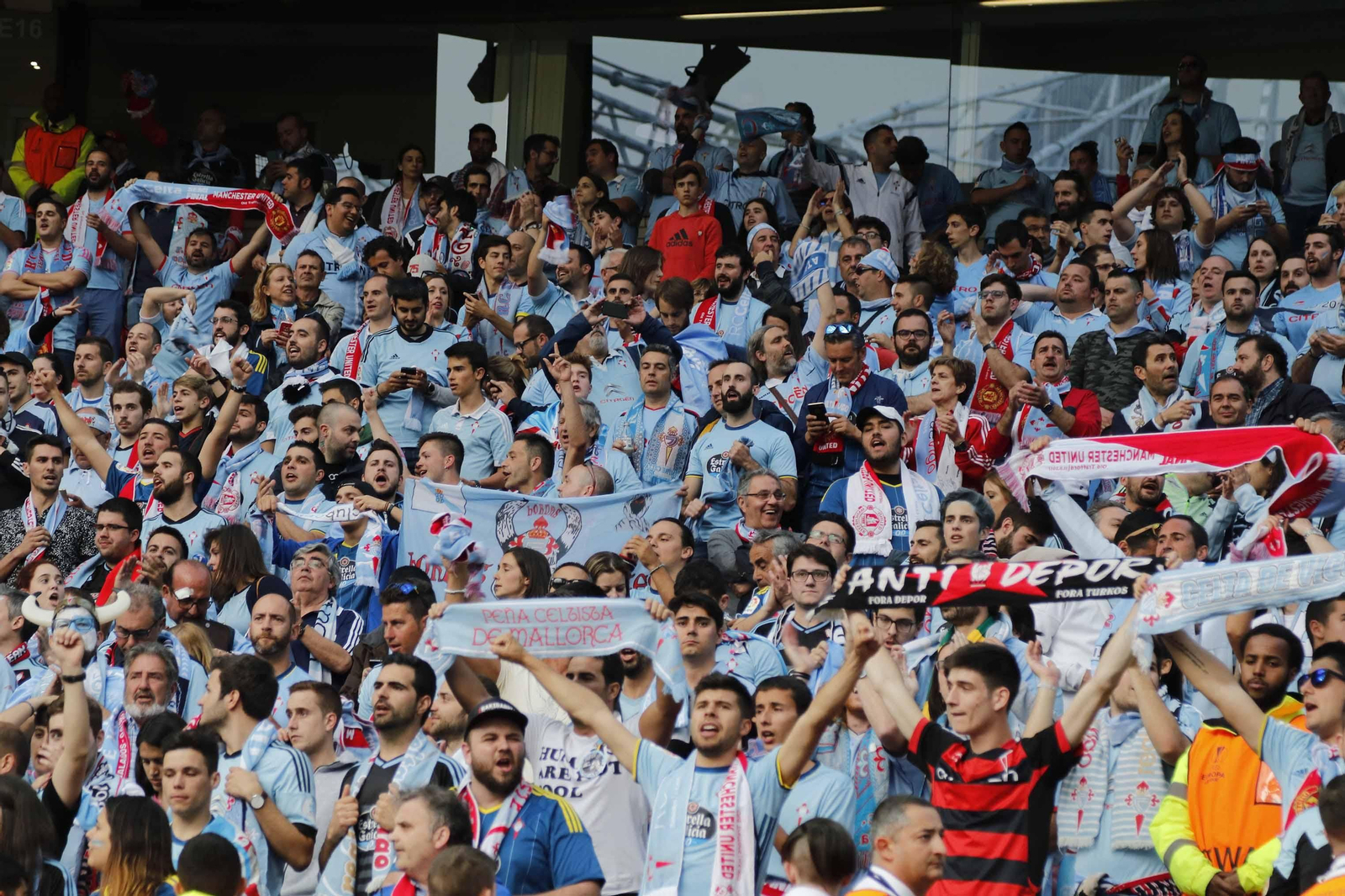 Las mejores imágenes del partido de vuelta entre Manchester United y Celta (1-1). // J.V. Landín