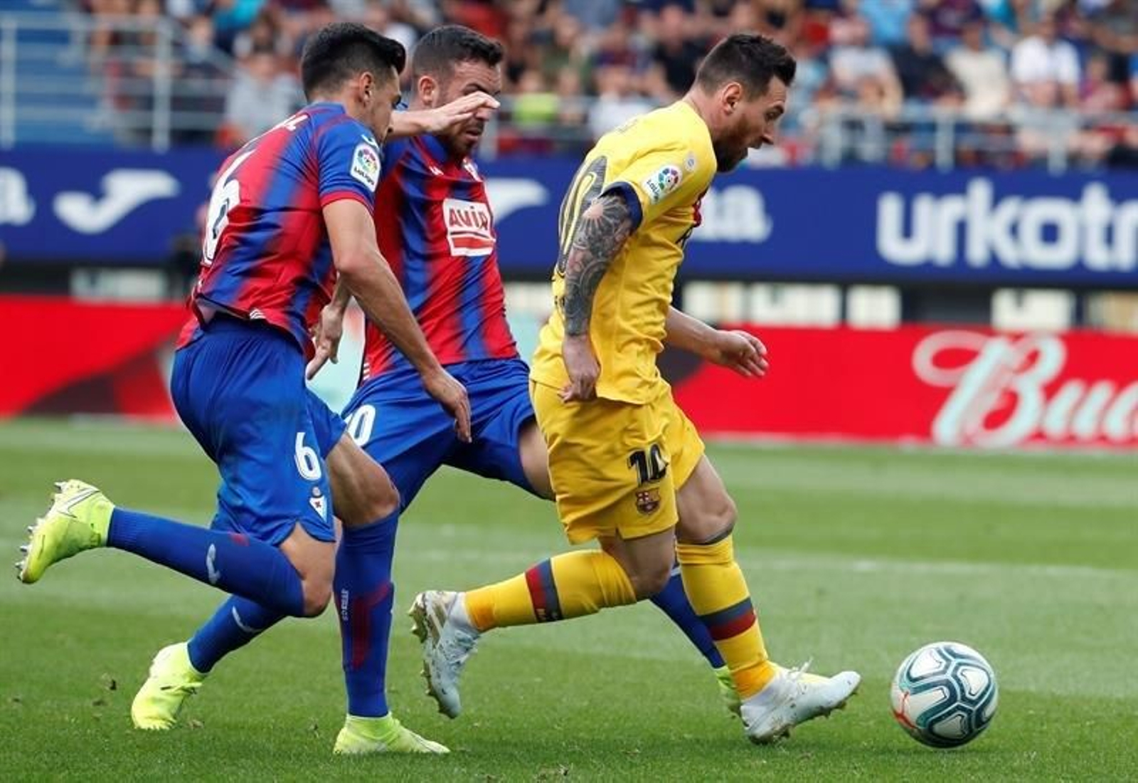 Lionel Messi (d), disputa el balón con los jugadores del Eibar, Sergio Álvarez (i) y Edu Expósito (c)