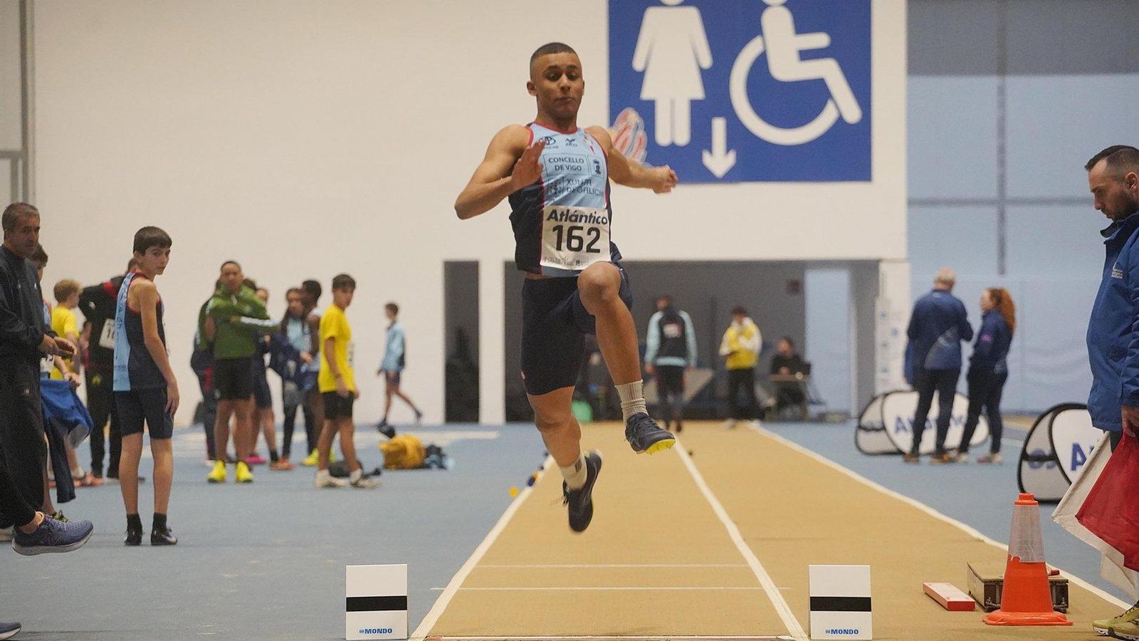 El céltico Joel Santana se impuso en salto de longitud sub-16.