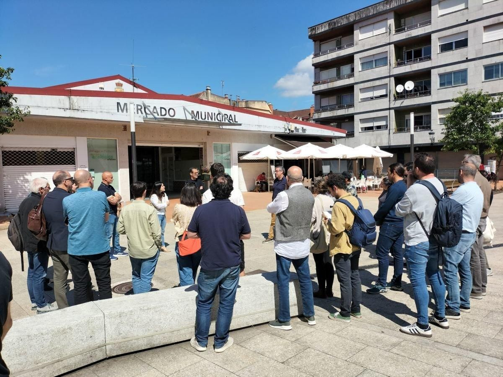 Visita de los arquiectos para conocer el inmueble del mercado que se transformará en Biblioteca.
