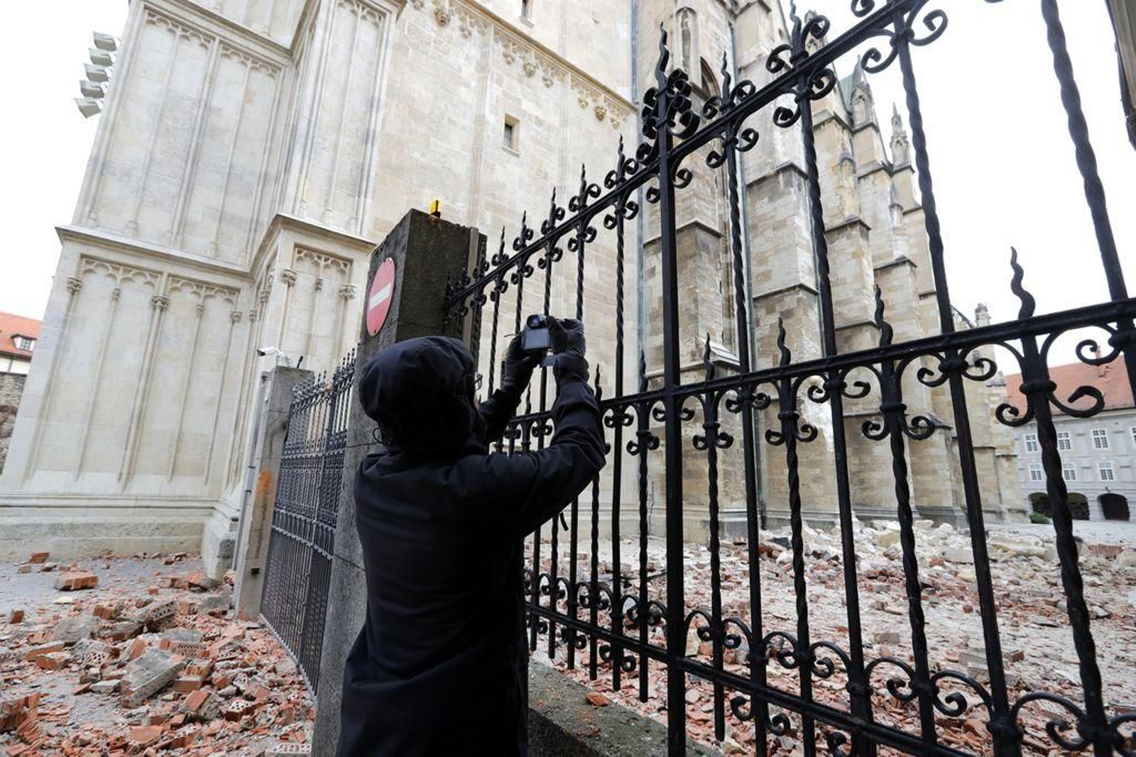 Un vecino de Zagreb fotografía los daños en la catedral.
