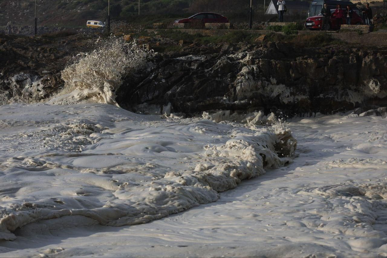El fenómeno de la espuma aflora por la borrasca.