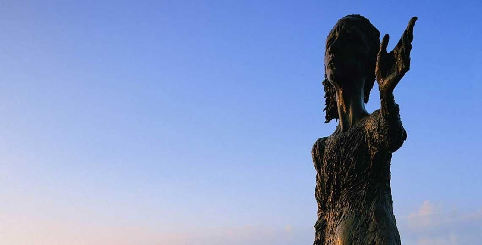 El Monumento a la Madre del Emigrante es la primera obra de lenguaje moderno instalada en un espacio público de la ciudad de Gijón.