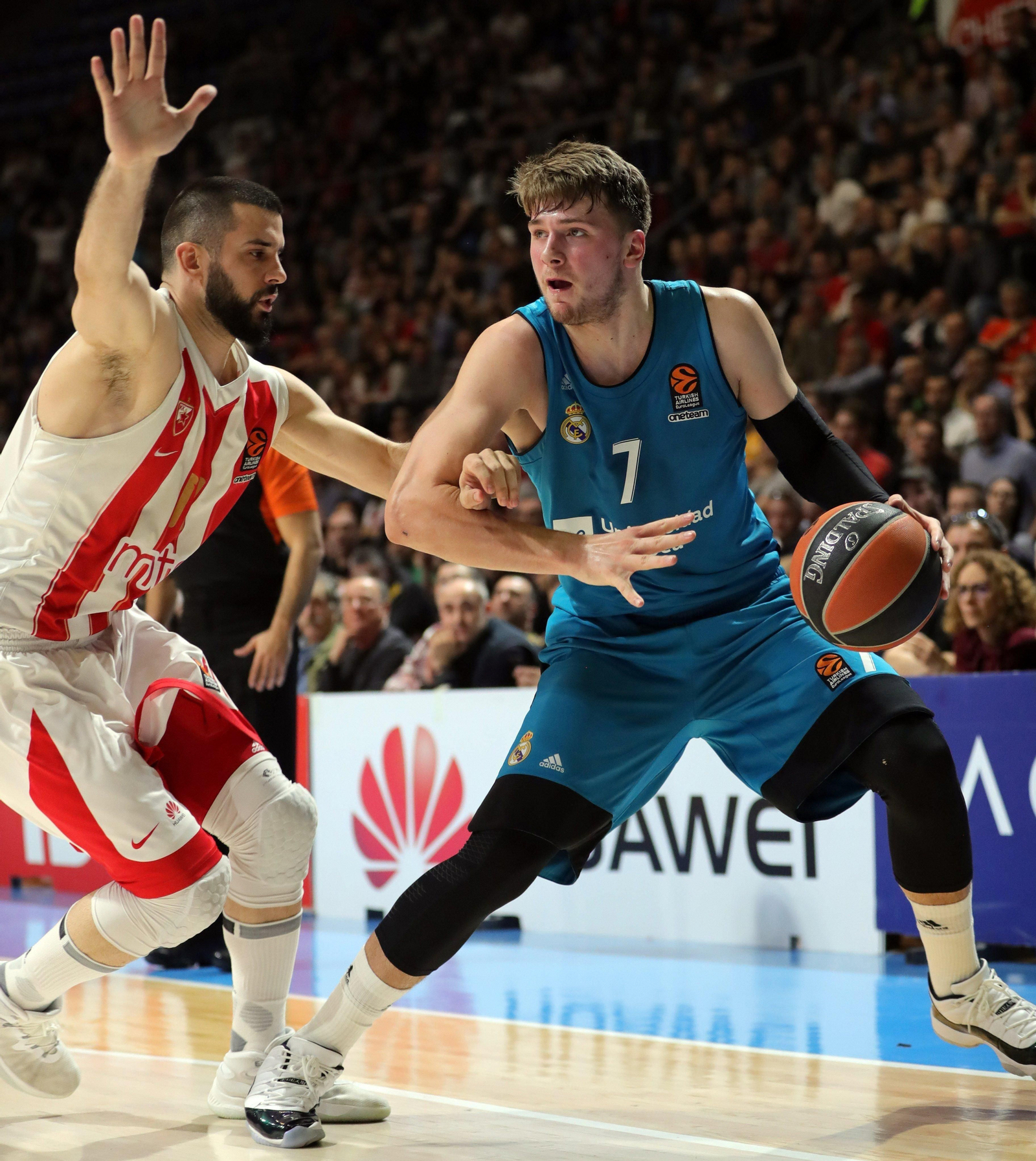 Luka Doncic, con el balón, en el partido contra el Estrella Roja.