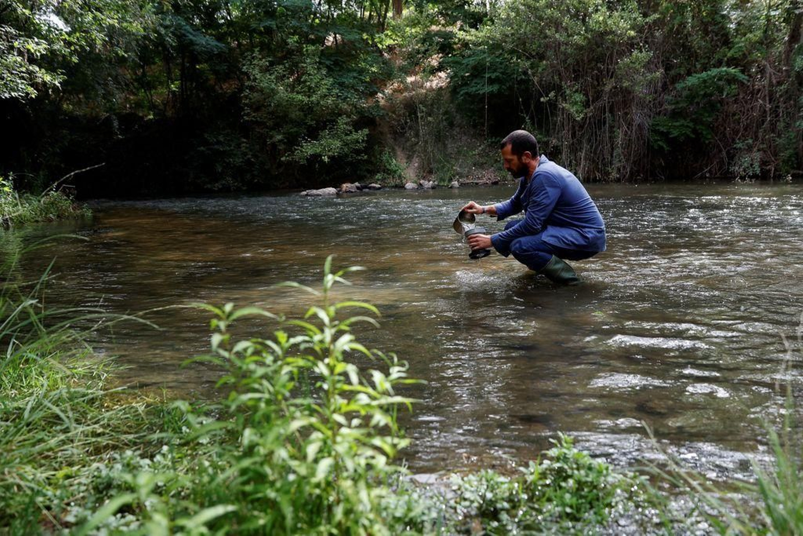 David León, director de proyectos de la asociación Hombre y Territorio, en la toma de muestras.