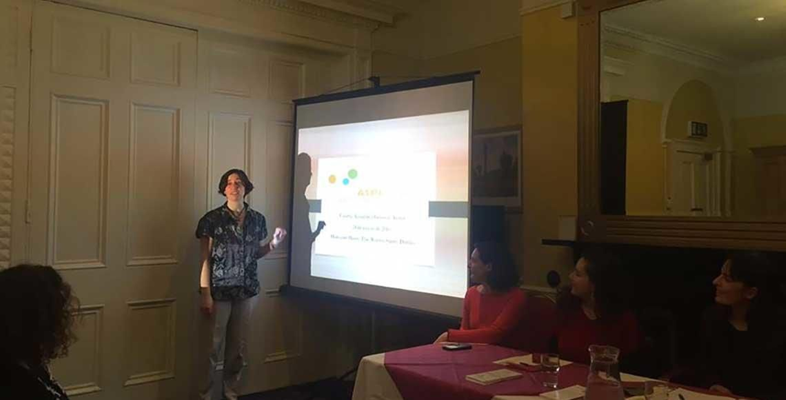 Durante la presentación de la memoria de actividades los socios aplaudieron la gran variedad de iniciativas llevadas a cabo por la junta.