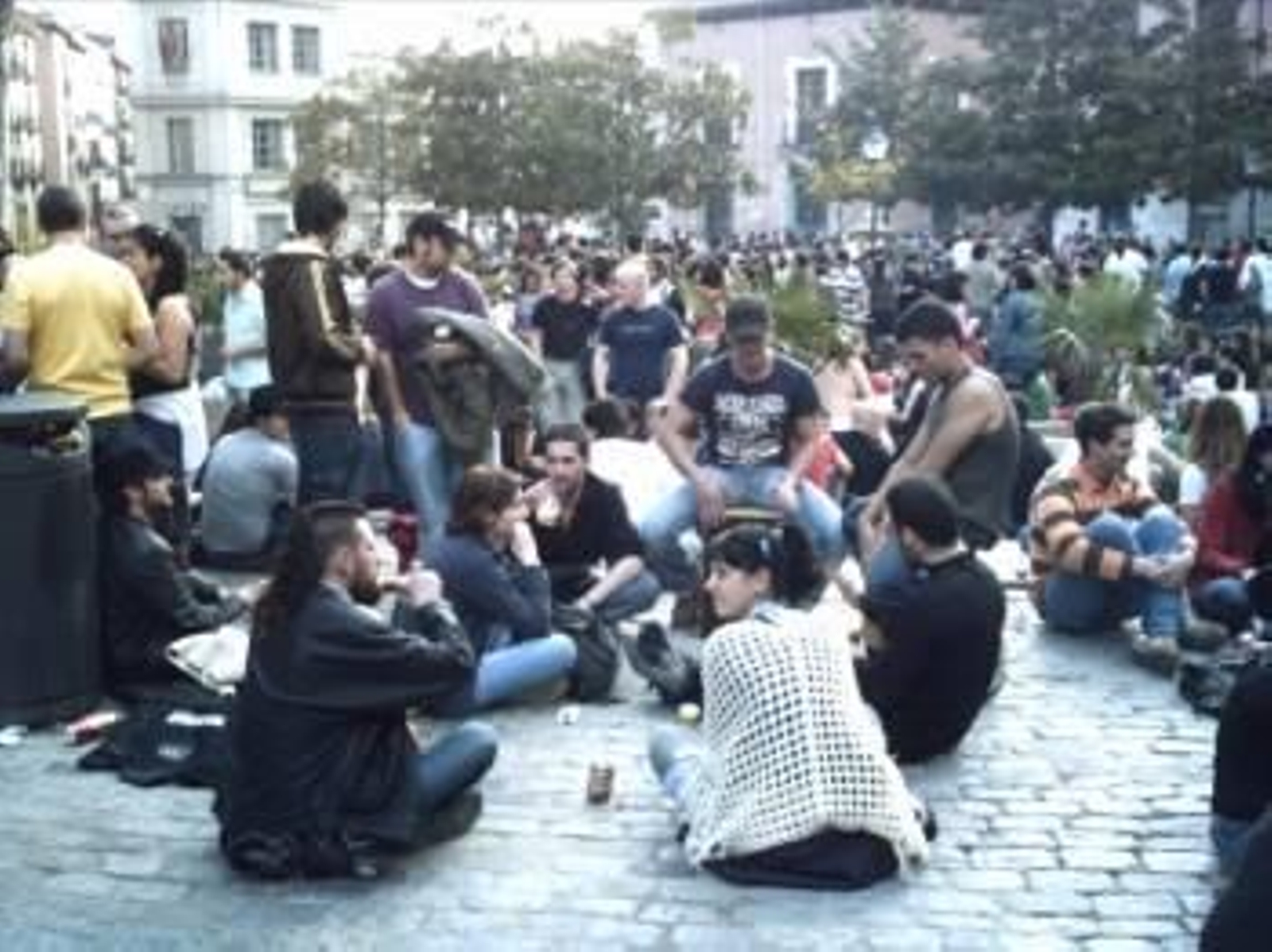 Jóvenes haciendo botellón en una paza. La oposición coruñesa alertó ayer sobre este fenómeno. (Foto: ARCHIVO)