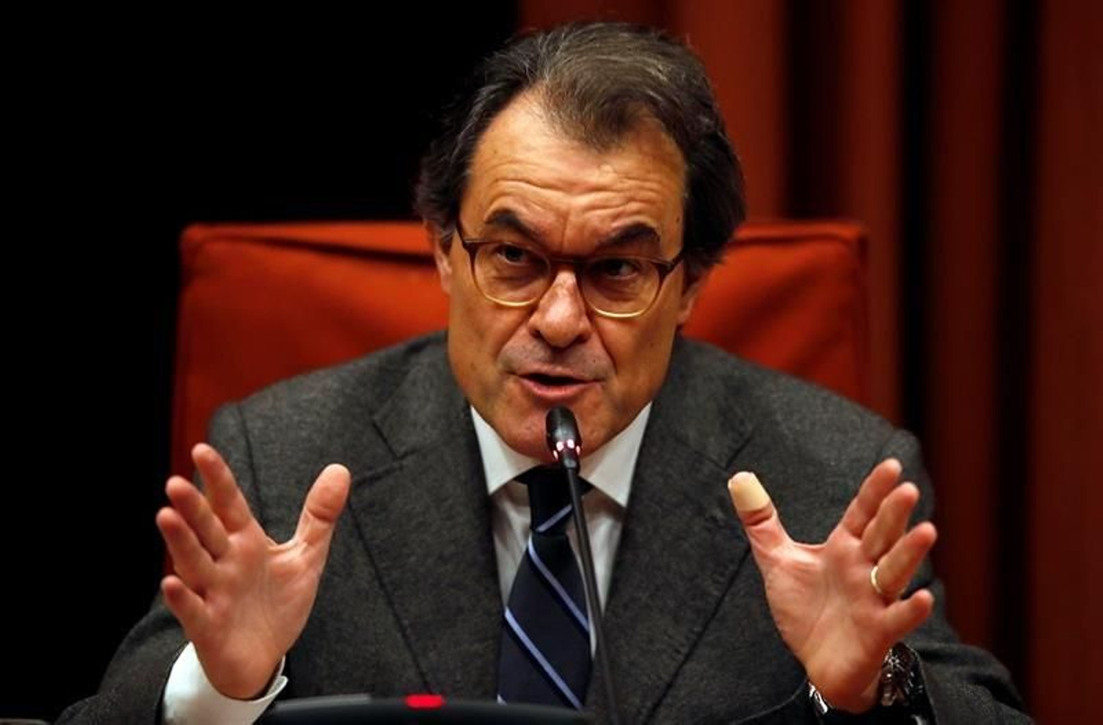 El expresidente de la Generalitat Artur Mas, durante su comparecencia hoy ante la Comisión de Asuntos Institucionales del Parlament