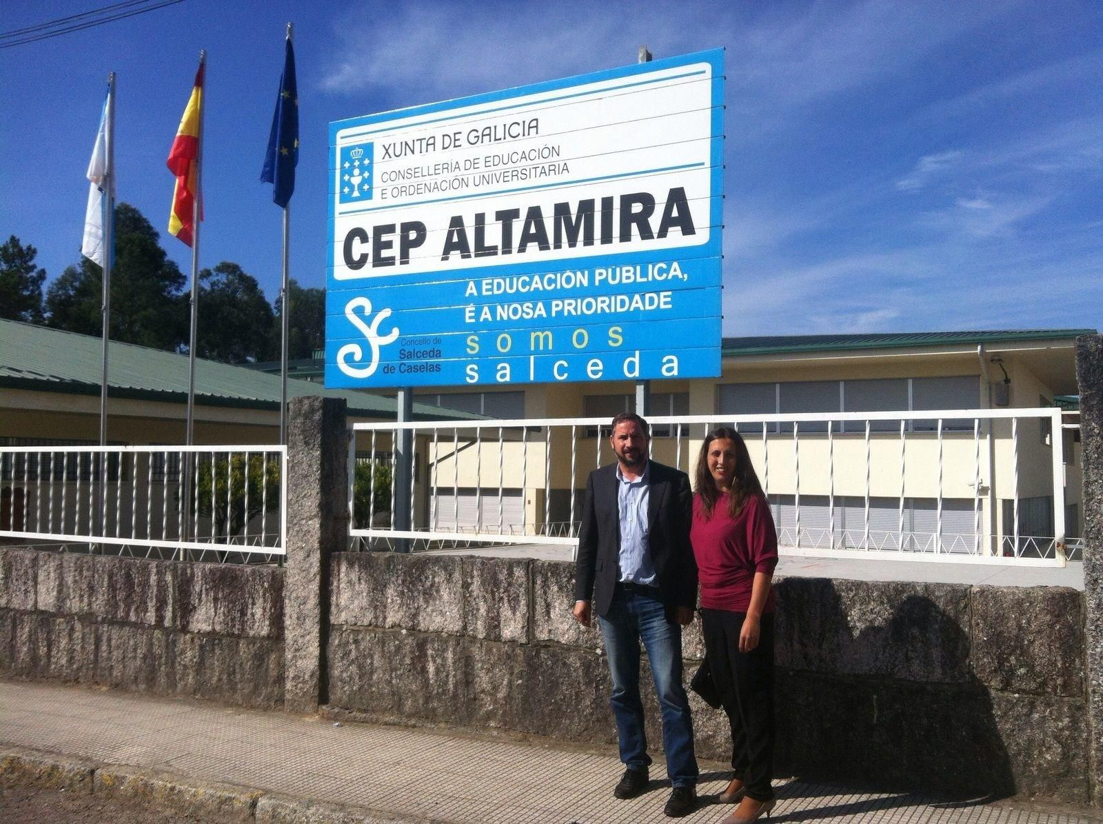 El alcalde de Salceda, Marcos Besada y la concejala de Ensino, Tere Pérez, ante el CEP Altamira.