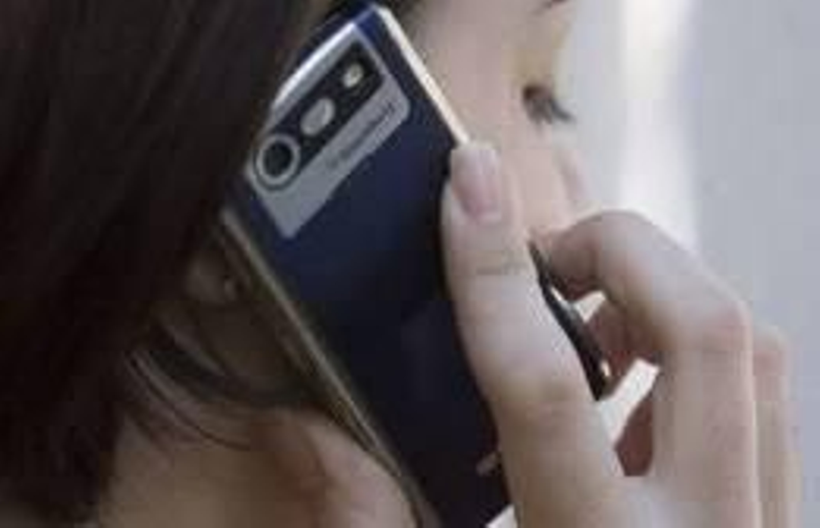 Una chica hablando por un teléfono móvil.