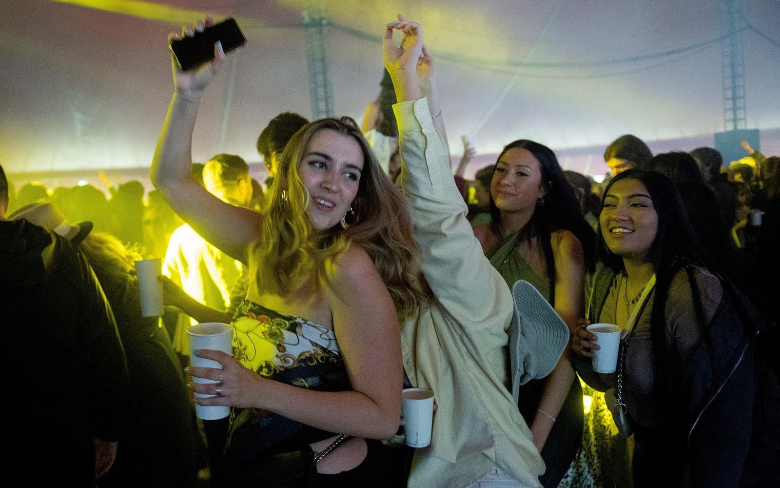 Varias personas participan en un experimento para analizar la transmisión del coronavirus en un festival de música celebrado en Liverpool (Reino Unido). EFE/ Peter Powell