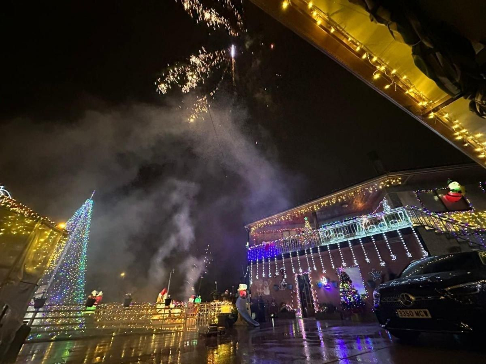 Villa Meira luce decorada, en esta ocasión con 10.000 luces led, y figuras como Papa Noel, acompañado por sus elfos. El evento despertó gran expectación en la parroquia.