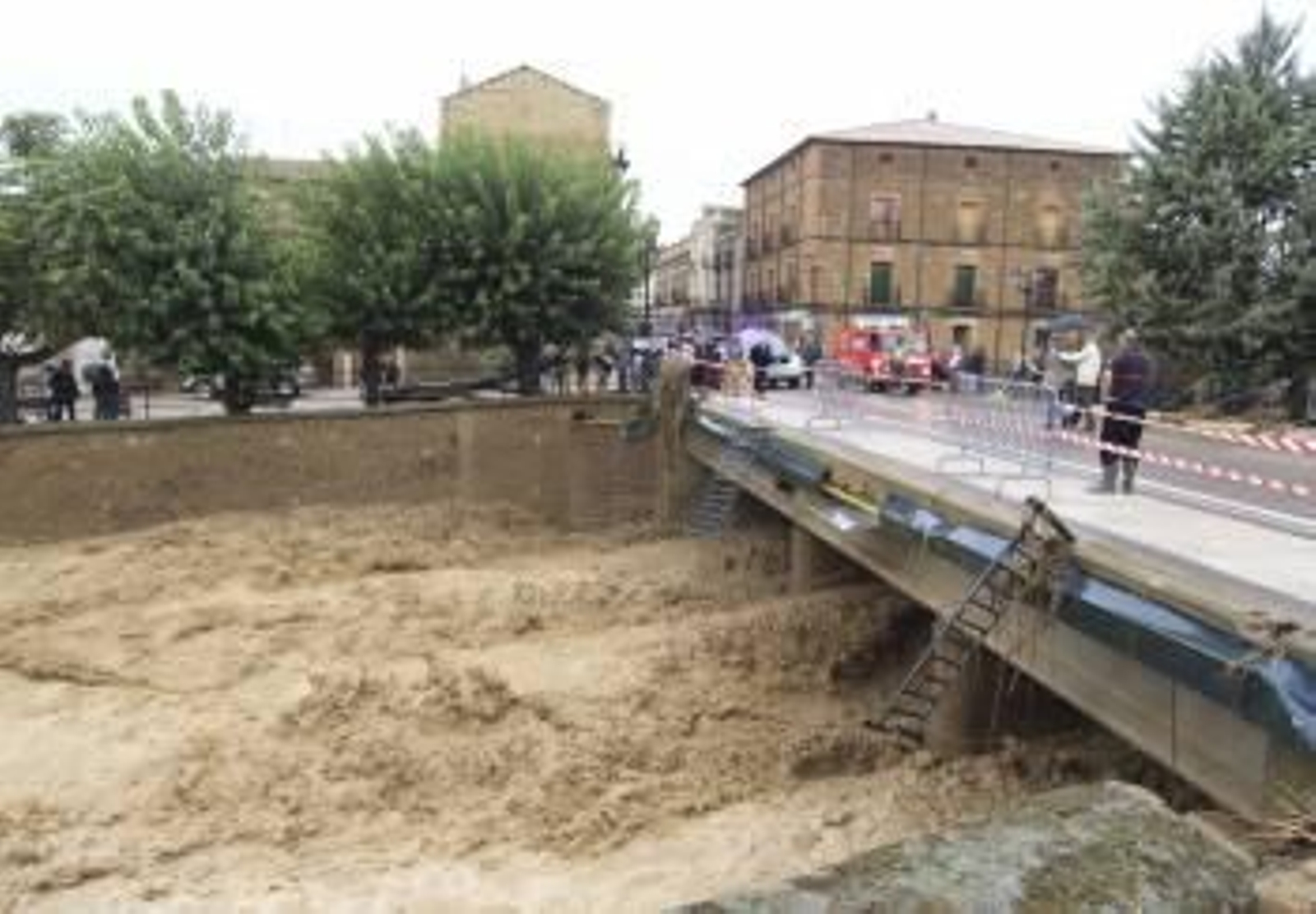 Las lluvias en Sádaba (Zaragoza) provocaron el desbordamiento del río que atraviesa la localidad. (Foto: J. CEBOLLADA)