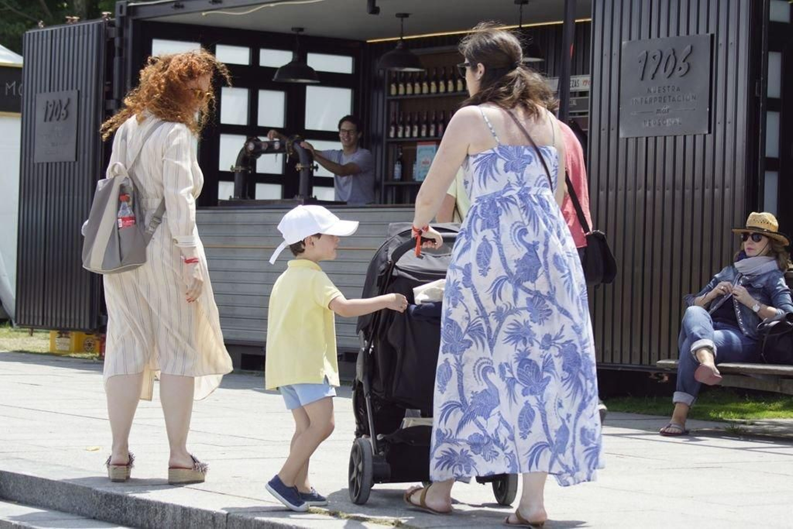 Madres con niños pequeños por las calles de Vigo, en una imagen tomada ayer mismo.