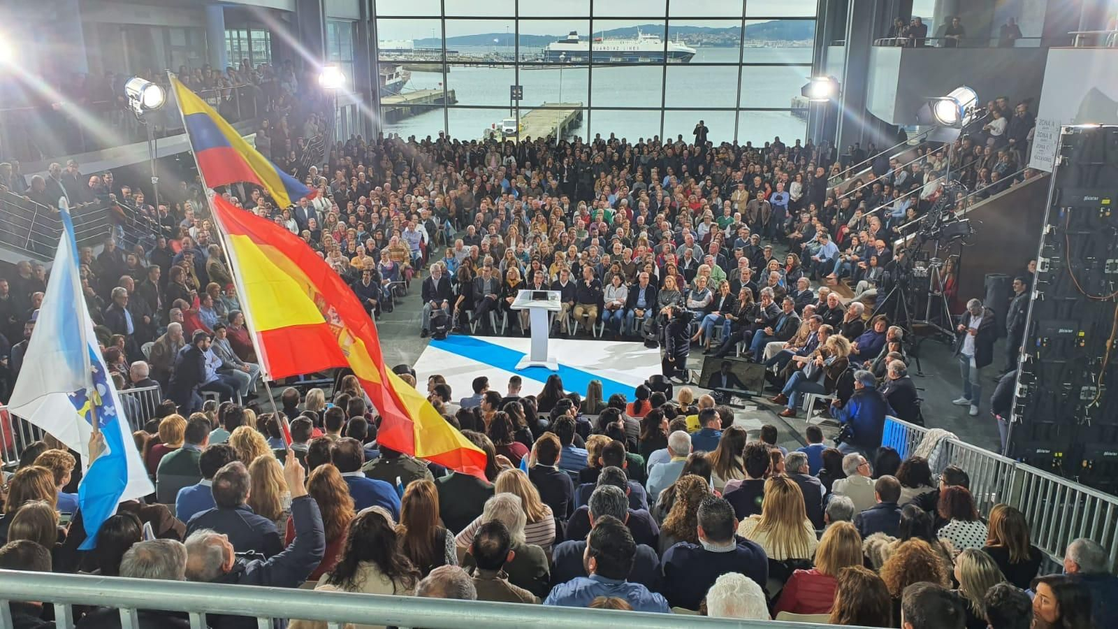 Vista del hall del Auditorio Mar de VIgo con los asistentes al mitin de ayer de proclamación de Feijóo.