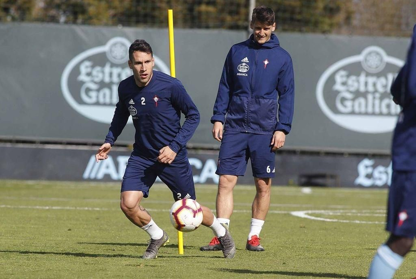 Hugo Mallo y Radoja, ayer, en el entrenamiento del Celta en las instalaciones de A Madroa.