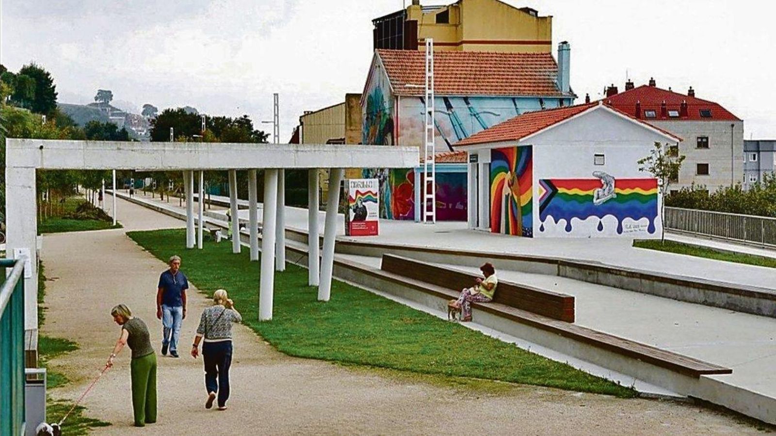 La vía verde a su paso por Chapela, donde la antigua estación.