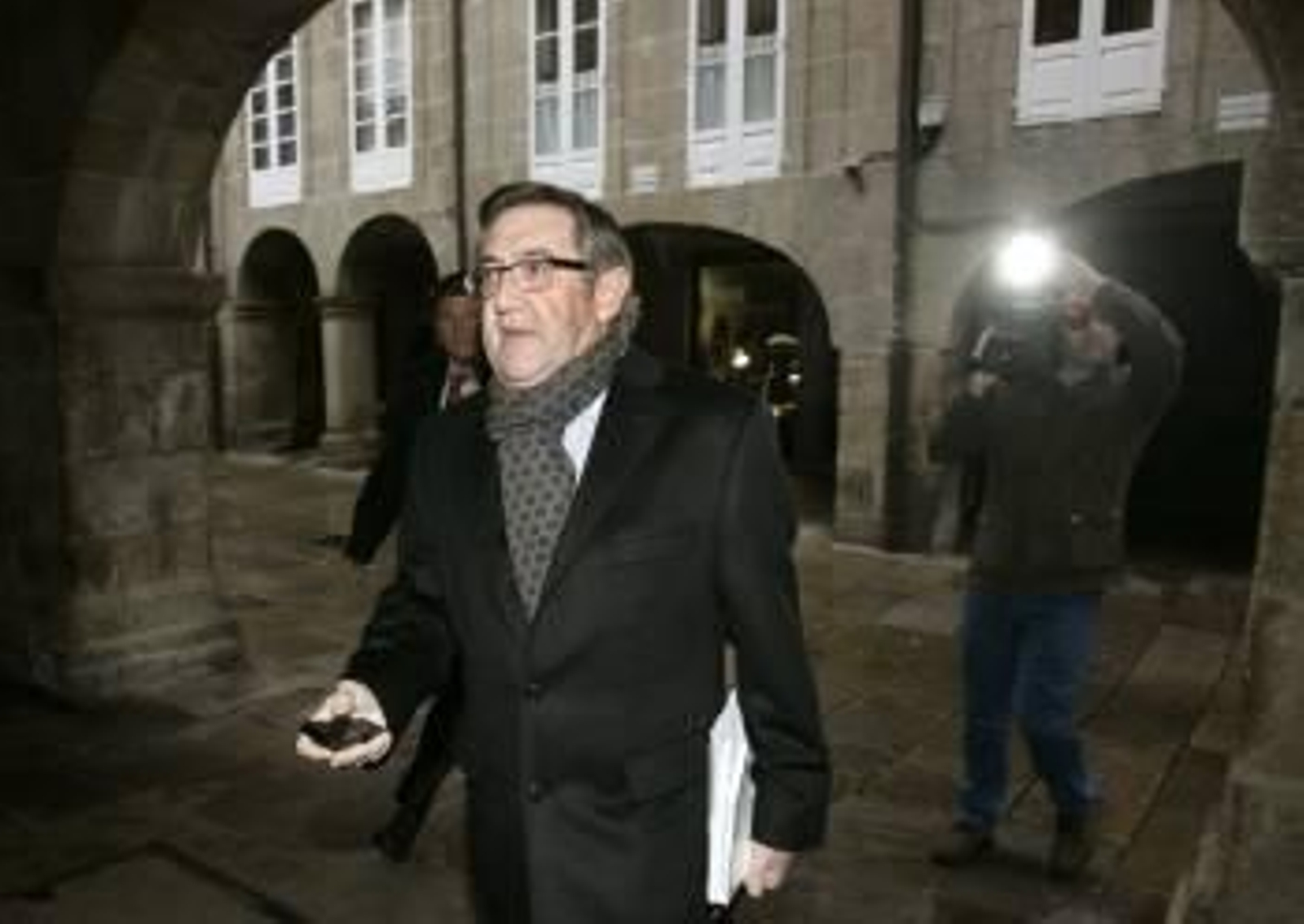 El alcalde de Santiago de Compostela, Ángel Currás, ayer, por las calles de la ciudad. (Foto: XOÁN REY)