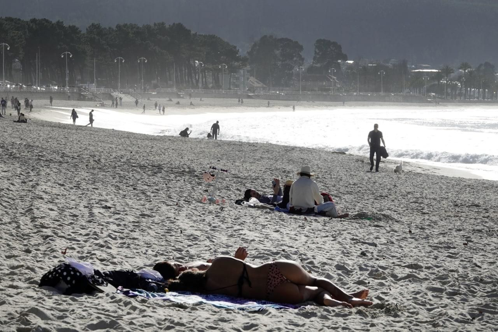 Fin de año con tiempo de verano en Vigo. Playa de Samil. // Vicente Alonso