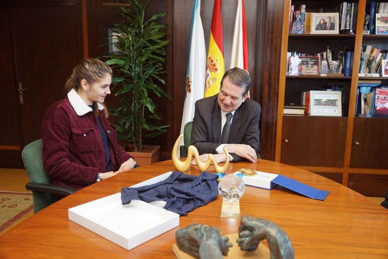 Abel Caballero recibe a la jugadora Carolina González