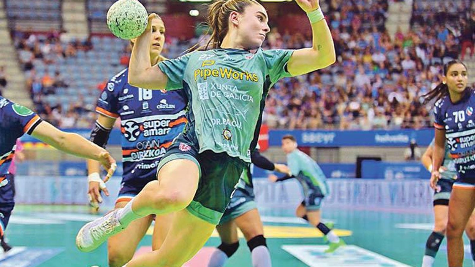 Sancha trata de superar a la portera rival tras librarse de la defensa.