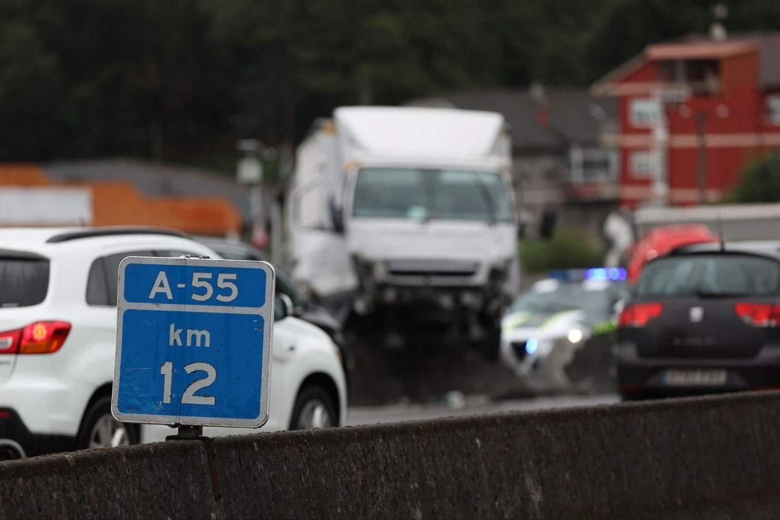 Accidente de un camión en la A-55 en Mos. // Alberte