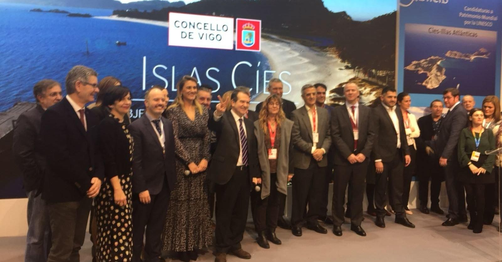 El alcalde Abel Caballero con los componentes de la delegación viguesa en Fitur