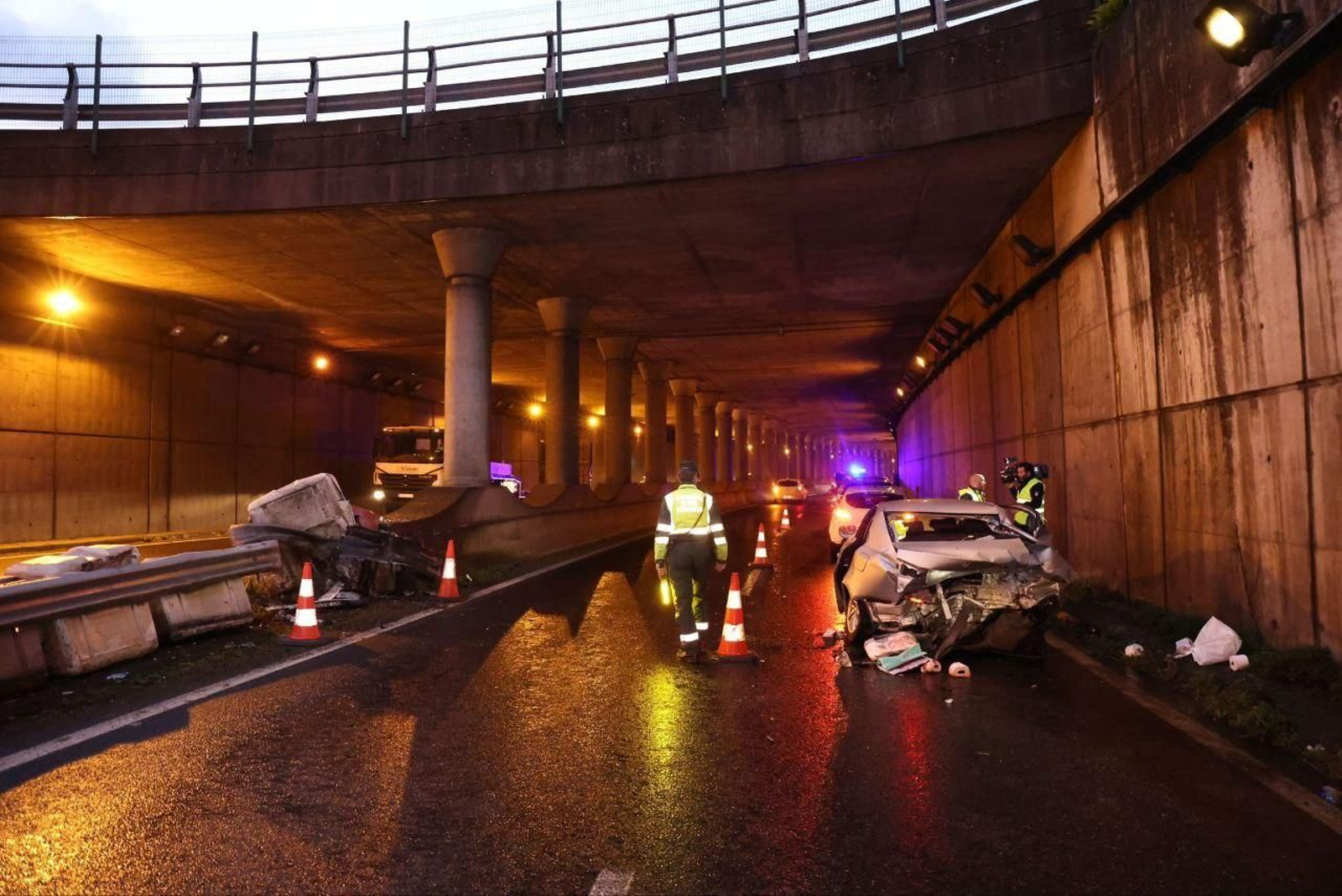 La Guardia Civil en el túnel de Bouzas ante el coche siniestrado.