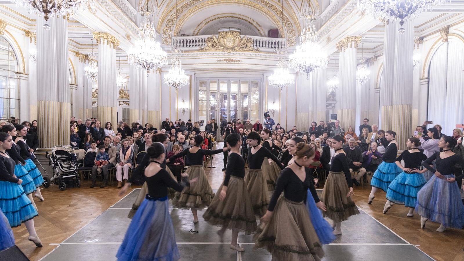  Cuerpo de Baile de la Escuela Sup de Danza y banderas 