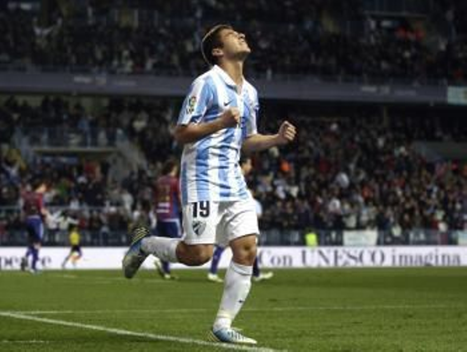 El centrocampista del Málaga Francisco Portillo celebra la consecución del tercer gol del equipo ante el Eibar (Foto: EFE)
