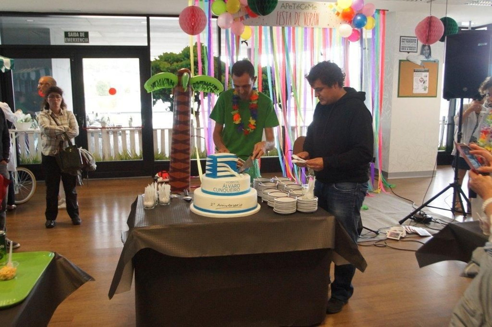 Fiesta hawaiana en el hospital Alvaro Cunqueiro Foto  Vicente Alonso 01