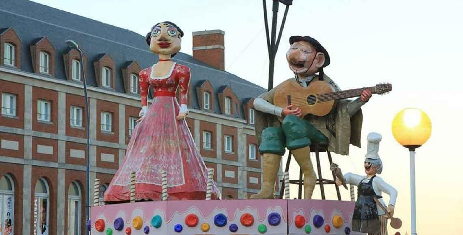 Monumento fallero de la pasada edición de la Fiesta, en Mar del Plata.