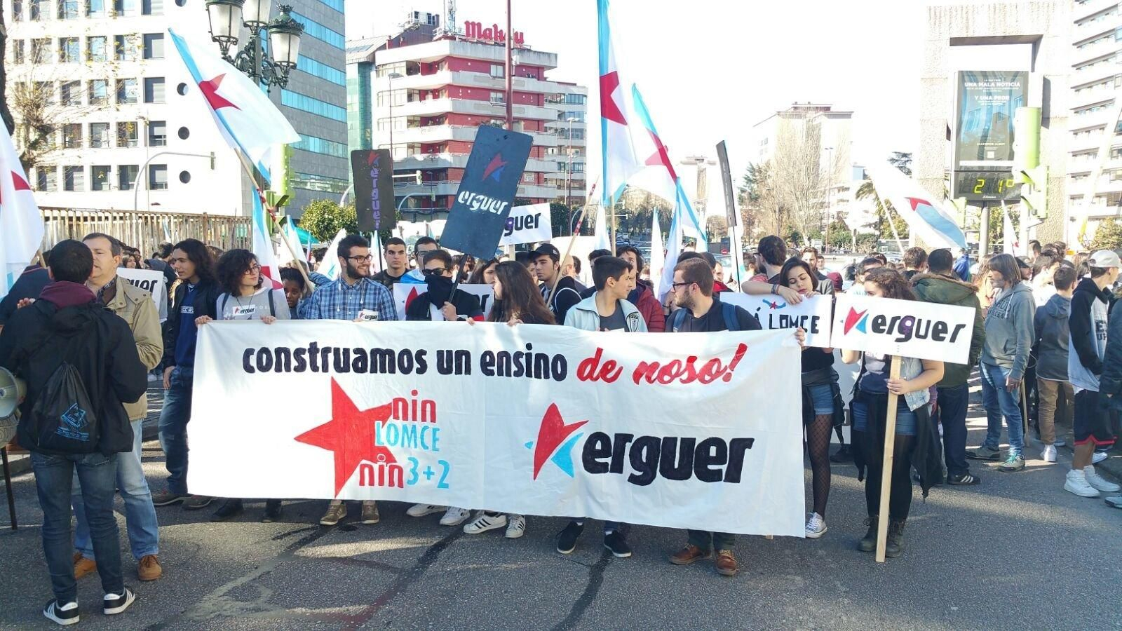 Los alumnos de Secundaria se manifiestan por las calles de Vigo // JV Landín