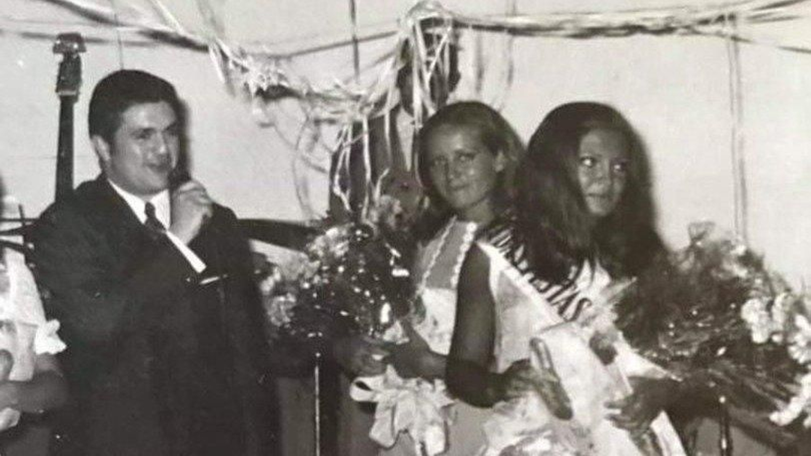 La radio local estaba presente en todas partes.