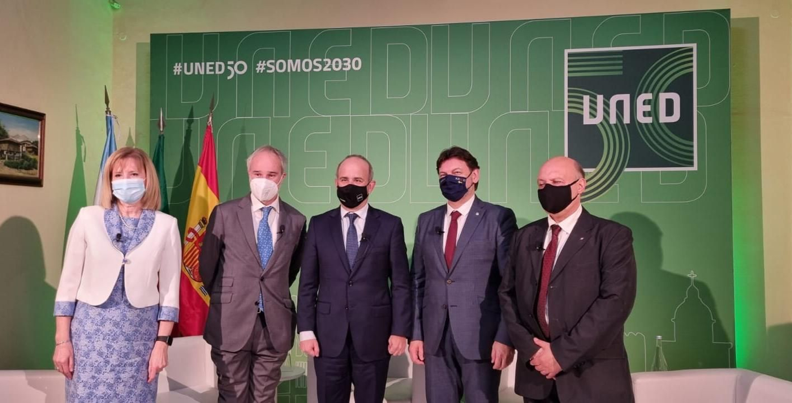 Laura Alba-Juez, vicerrectora de la UNED, el rector, Ricardo Mairal Usón; el secretario general para la Emigración de la Xunta de Galicia, Antonio Rodríguez Miranda, y el presidente de la Juventud de Galicia-Centro Gallego de Lisboa, Álvaro Moreira Muiños