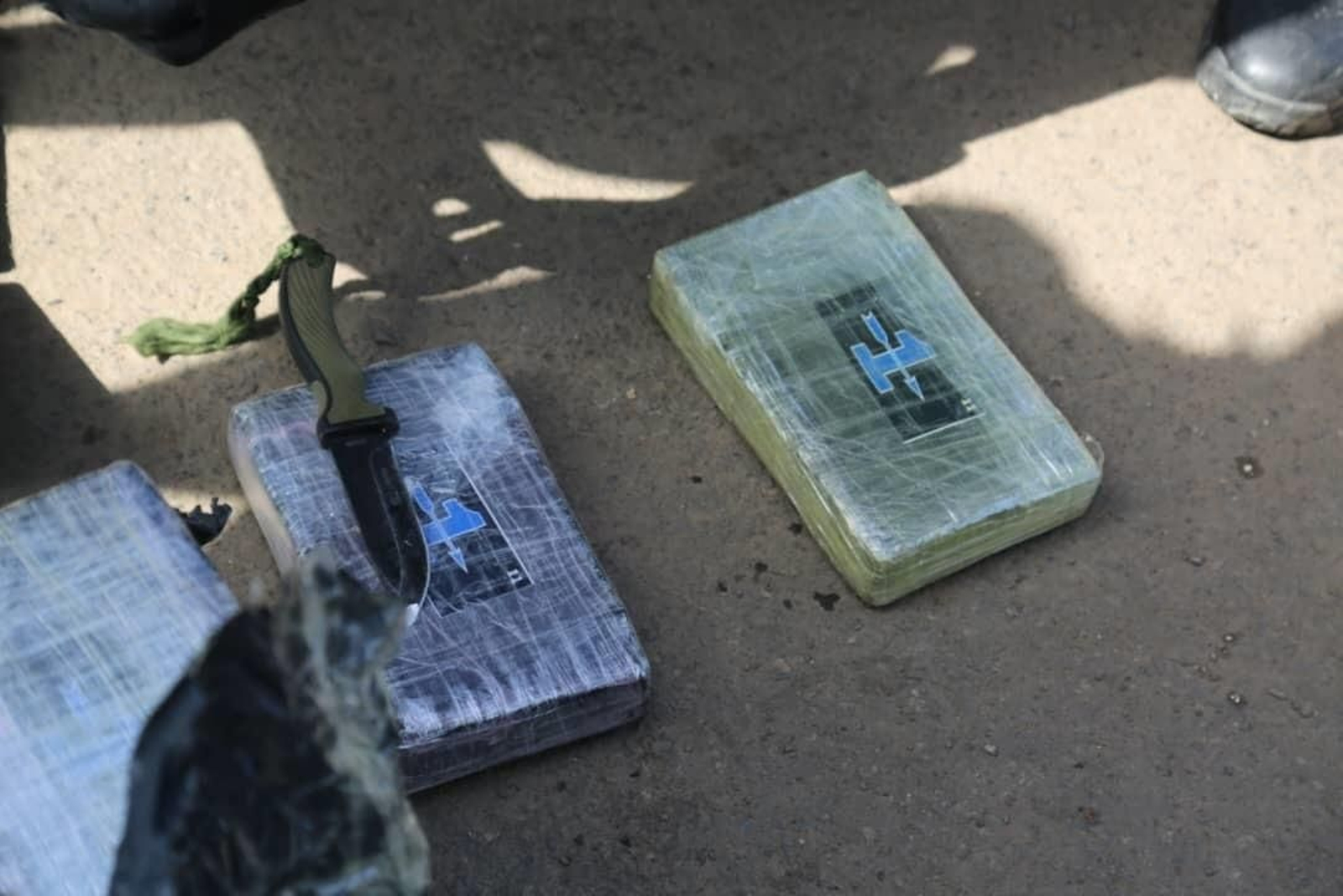 Imagen difundida por las autoridades de Senegal de los fardos de droga interceptados. (EP)