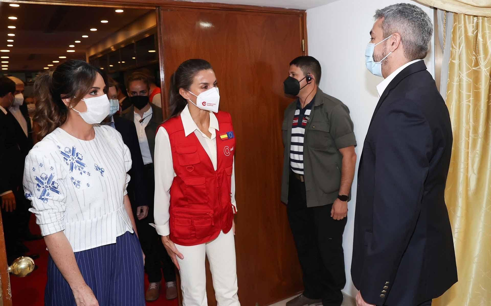 La reina Letizia es recibida por el presidente de Paraguay, Mario Abdo (d) y primera dama, Silvana Abdo (i). EFE / José Jimenez / Casa Real