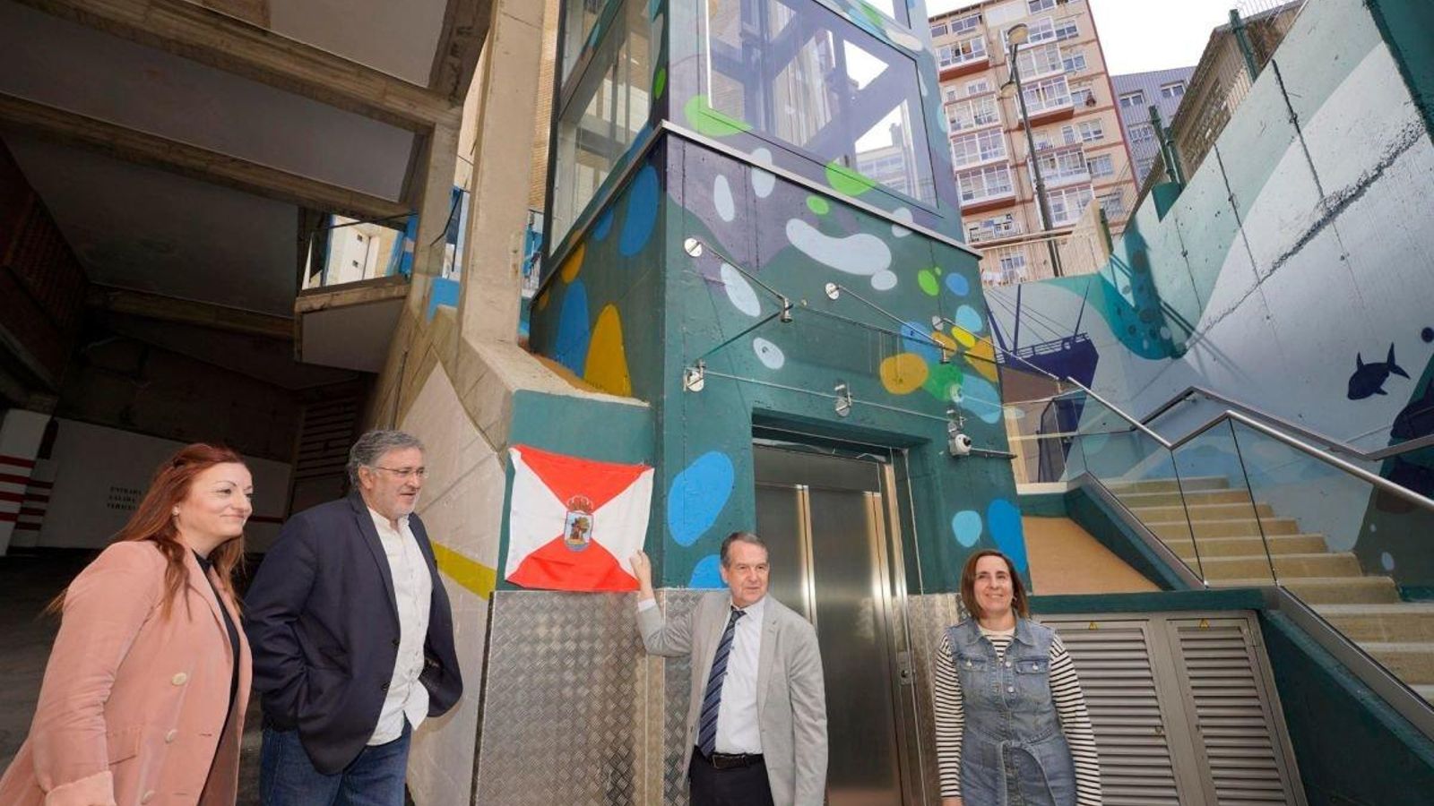 Caballero inaugurando el ascensor con Javie Pardo, Patricia Iglesias y Nuria Rodríguez