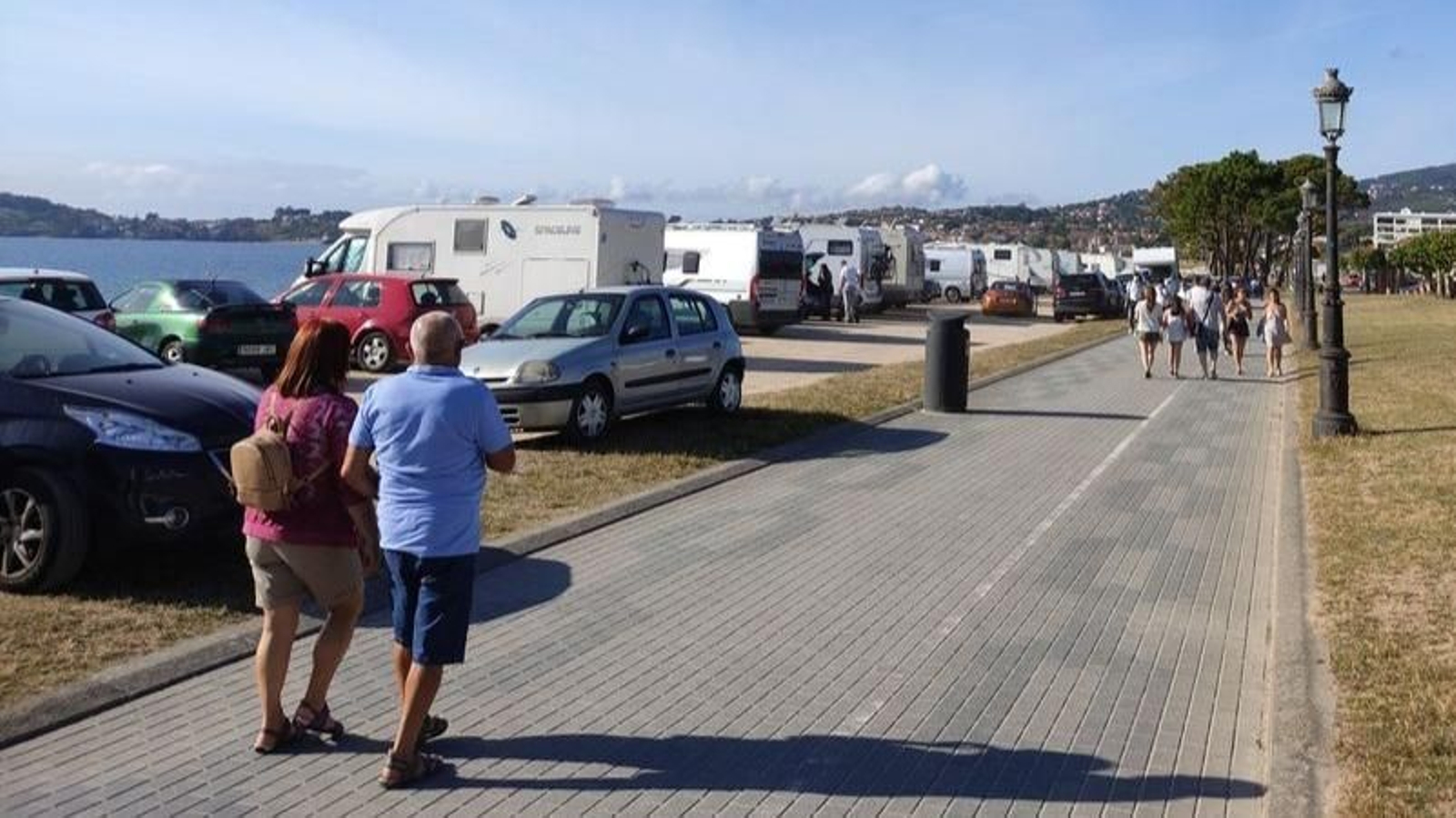 El lleno en el aparcamiento de 'Fonte Seca' en Playa América es habitual durante los fines de semana.