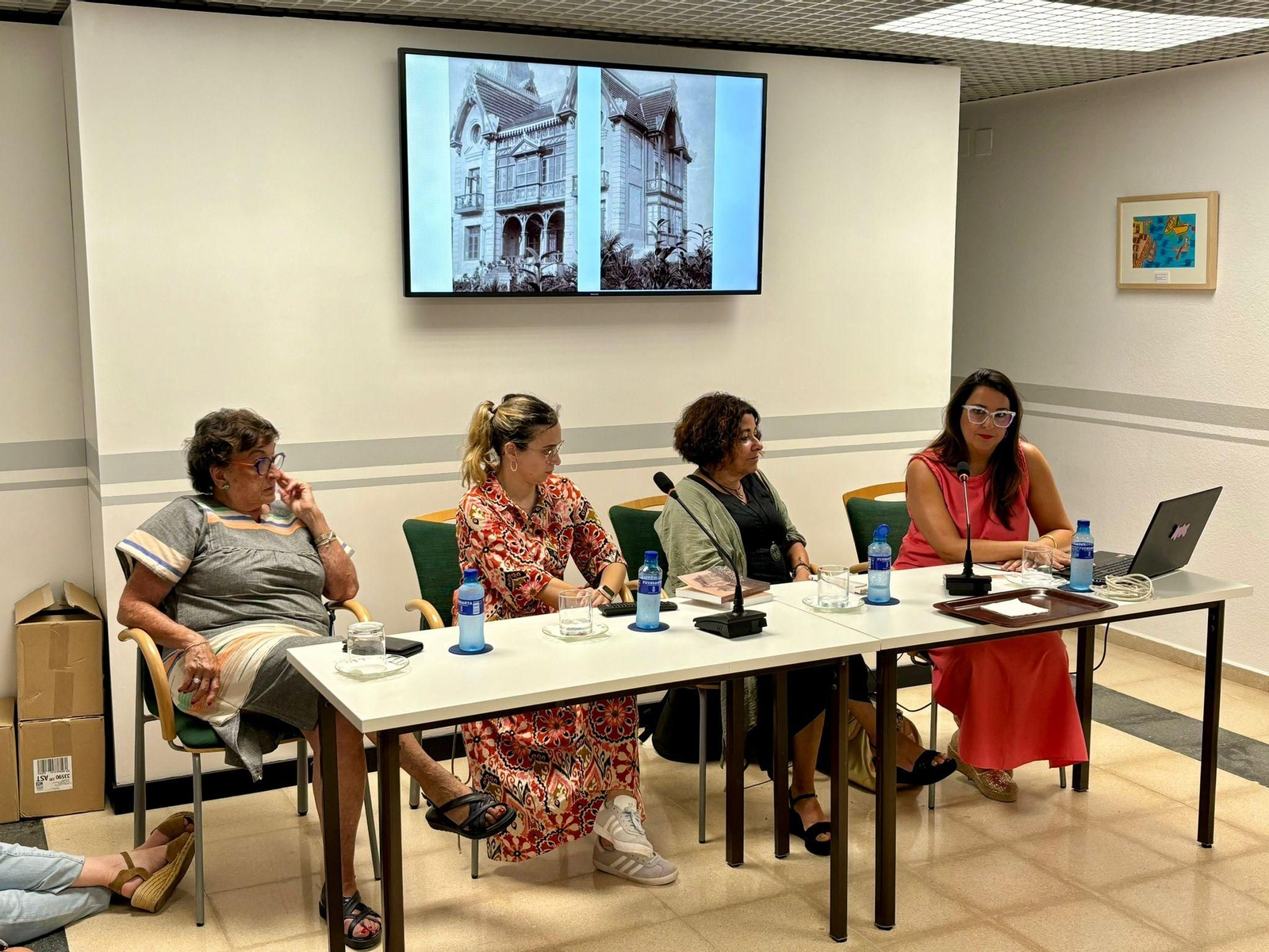 La autora, Virginia Casielles ( última por la derecha) durante la presentación en la sede del Archivo de Indianos de Colombres.