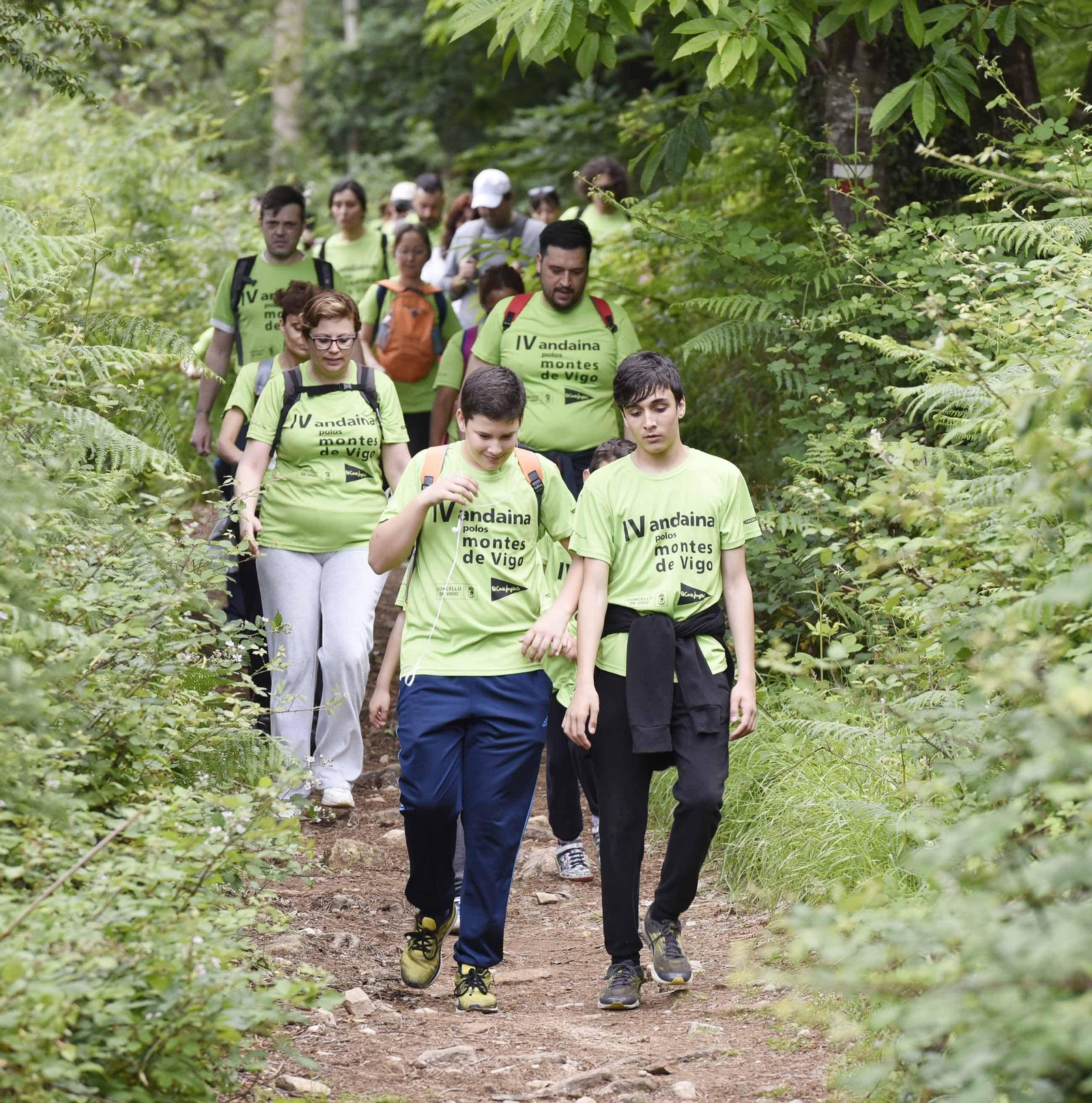 Más de mil vigueses recorrieron ayer los senderos por los montes en las seis opciones ofertadas: desde los 40 kilómetros al 1,8 de la pequerruta.
