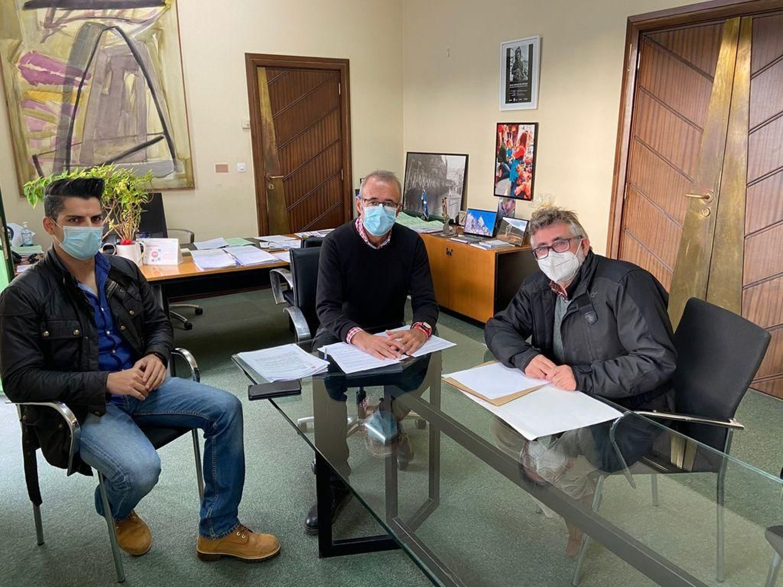 El edil de Seguridad, Rubén Rial, el alcalde Juan González y el miembro de 'SOS Sanidade Pública', Jesús Araújo.